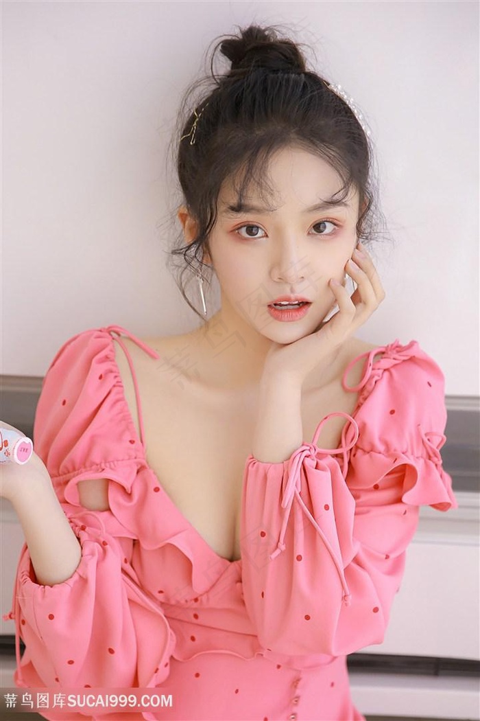 美女扒开下面让男生桶白浆